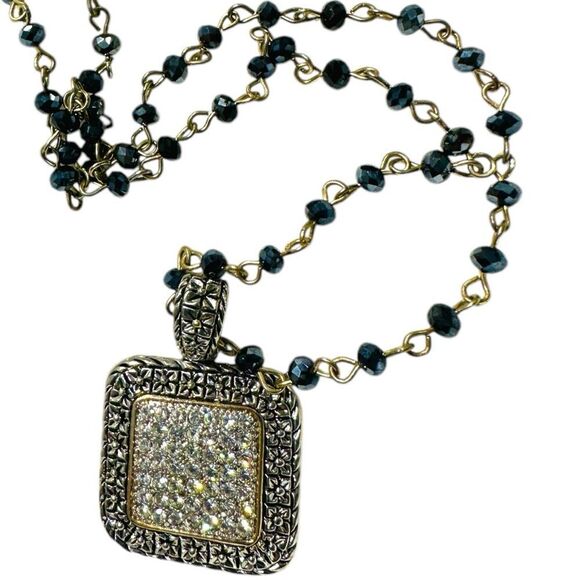 DAZZLING VINTAGE-INSPIRED LONG NECKLACE WITH CRYSTAL-ENCRUSTED PENDANT - Picture 4 of 17